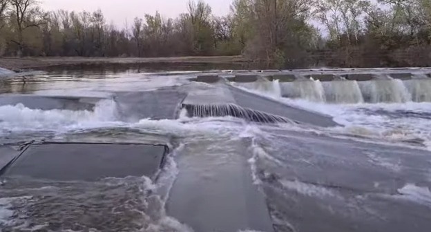 Прорыв плотины в Волгоградской области. Кадр видео 
Высота 102 https://www.youtube.com/watch?v=Gd5Qt-jsrgo