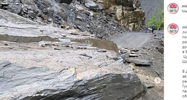 Перекрытая камнями дорога в горах Дагестана. Скриншот со страницы со страницы министерства транспорта и дорожного хозяйства Дагестана в Instagram. https://www.instagram.com/p/COfrpFmHRsK/ 