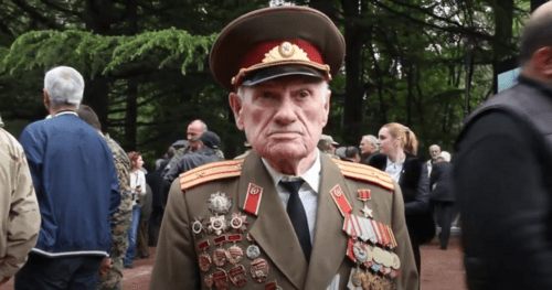 Грузинский ветеран, 9 мая 2015 года. Стоп-кадр видео https://youtu.be/QmiIHj_kw8M