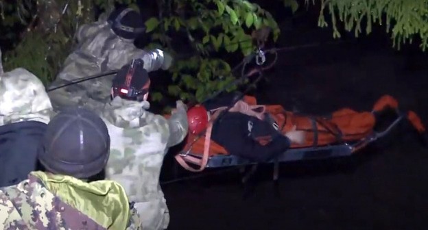 Спасатели организовали веревочную переправу. 
Фото: МЧС Абхазии https://www.e1.ru/text/incidents/2021/05/10/69907682/?utm_source=yxnews&utm_medium=desktop&nw=1620660505000
 
