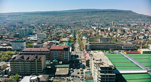 Вид на Махачкалу и гору Тарки-Тау. Фото: Suleymannabiev, wikimedia.org
