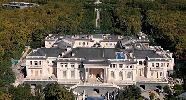 "Дворец Путина" под Геленджиком. Скриншот видео "Алексей Навальный" https://www.youtube.com/watch?v=ipAnwilMncI