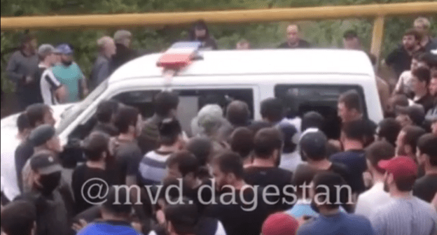 Жители села Ансалта требуют отпустить задержанного. 14 мая 2021 года. Стоп-кадр видео МВД Дагестана, https://www.instagram.com/p/CO3sjjwptlt/