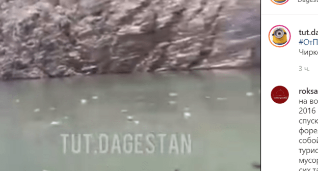Мусор в воде у Чиркейской ГЭС. Скриншот видео из публикации в Instagram-паблике Tut.Dagestan, https://www.instagram.com/p/CO7x3yVqpzT/
