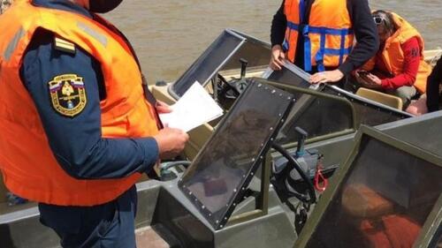 Сотрудник МЧС. Фото:  ГУ МЧС РФ по Астраханской области