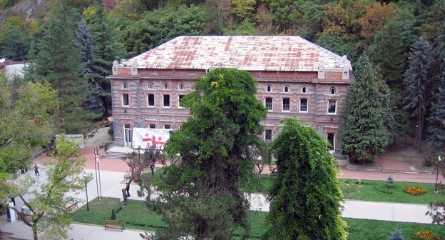 Завод по розливу Боржоми. Фото Анри Бергиус  https://commons.wikimedia.org/wiki/Category:Borjomi_water
