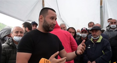 Бастующие рабочие завода "Боржоми". Кадр видео 
Sputnik Georgia - все о Грузии https://www.youtube.com/watch?v=5qoGpn05BAo&t=2s