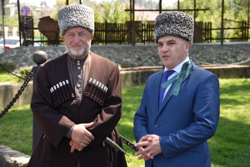 Имам Батмиз Шхалахов (слева) и Маджид Чачух. Фото Светланы Кравченко для "Кавказского узла".