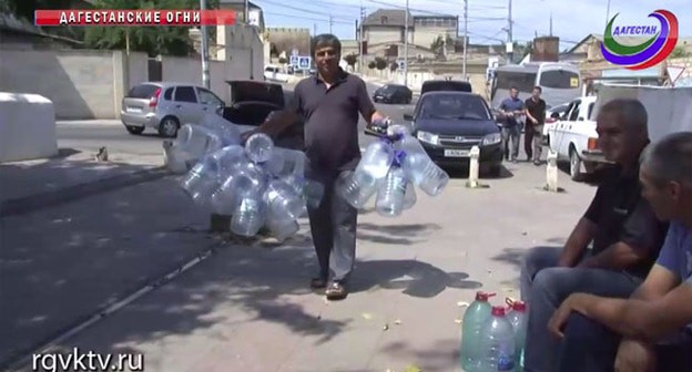 Жители Дагестанских Огней с пластиковыми бутылками для питьевой воды. Иллюстративное фото. Скриншот видео https://www.rgvktv.ru/obshchestvo/60898