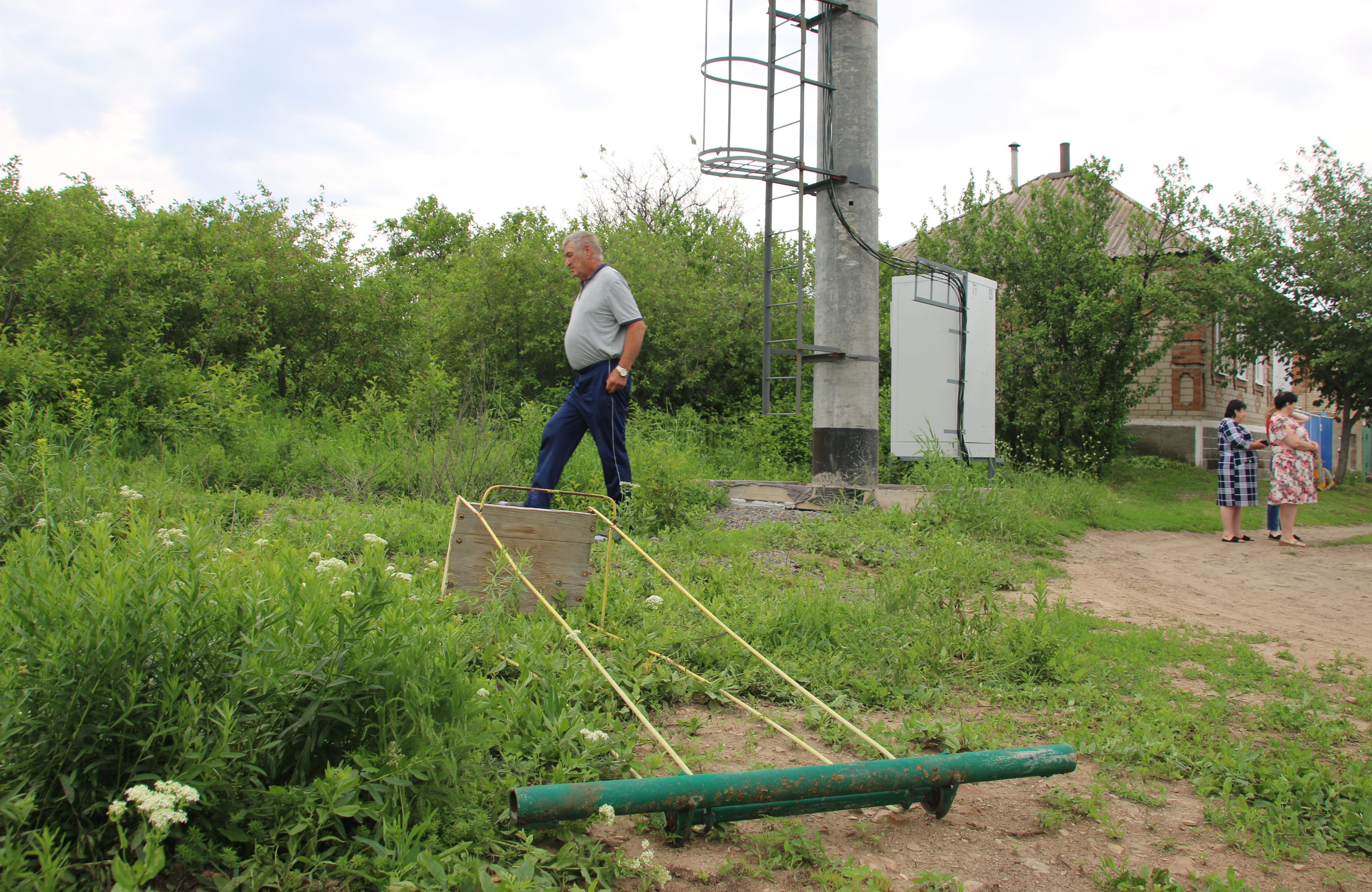 Сломанные детские качели у вышки сотовой связи в Красном Сулине. Фото Вячеслава Прудникова для "Кавказского узла"
