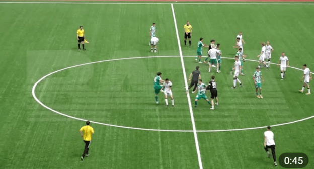 Игрок "Ахмата" пинает ногой футболиста "Локомотива". Стоп-кадр видео https://t.me/bazabazon/7007