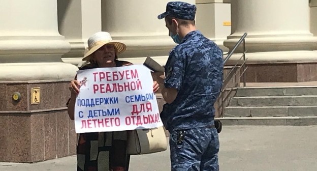 Полицейский и пикетчица. Фото Татьяны Филимоновой для "Кавказского узла".