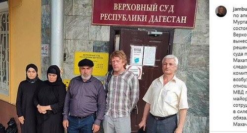 Муртазали Гасангусейнов с группой поддержки. Скриншот https://www.instagram.com/p/CPlszhLHFhk/