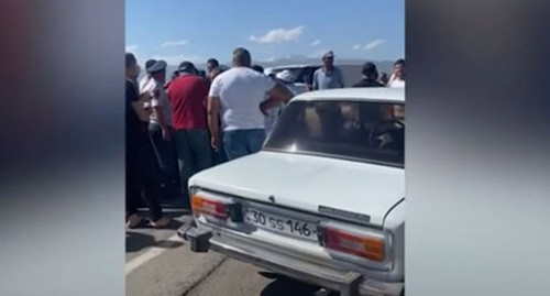 Фермеры перекрыли трассу в Армении. Скриншот видео https://www.youtube.com/watch?v=uvkA-YTx4W4&t=3s