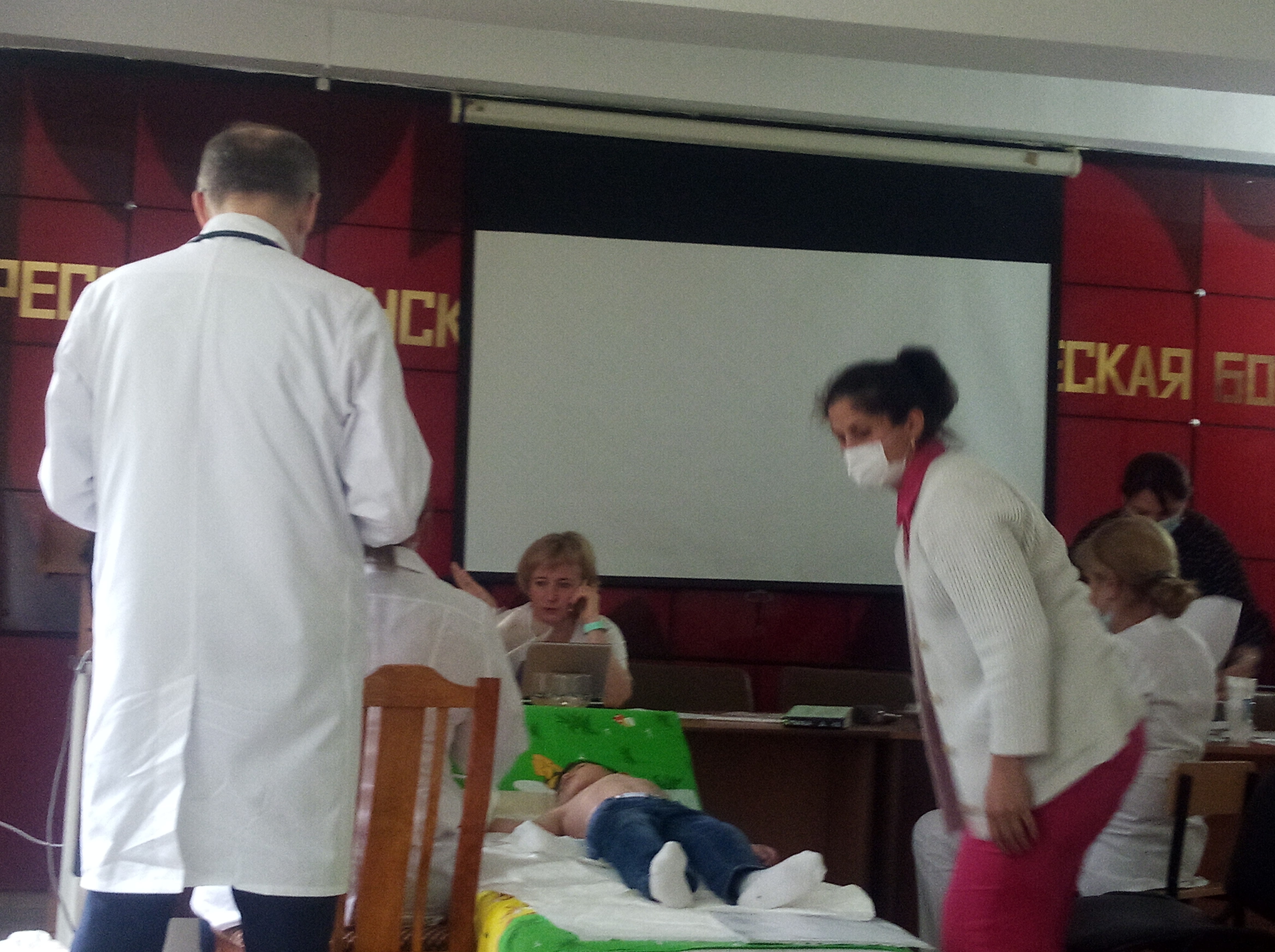 Осмотр детей в Нальчике врачами московского кардиохирургического центра имени Бакулева. 5 июня 2021 года. Фото Людмилы Маратовой для "Кавказского узла"