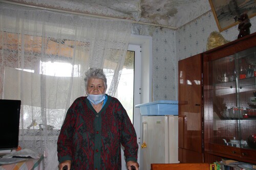 Валентина Россол в своей квартире, на потолке видны потеки, 6 июня 2021 года. Фото Вячеслава Прудникова для «Кавказского узла»