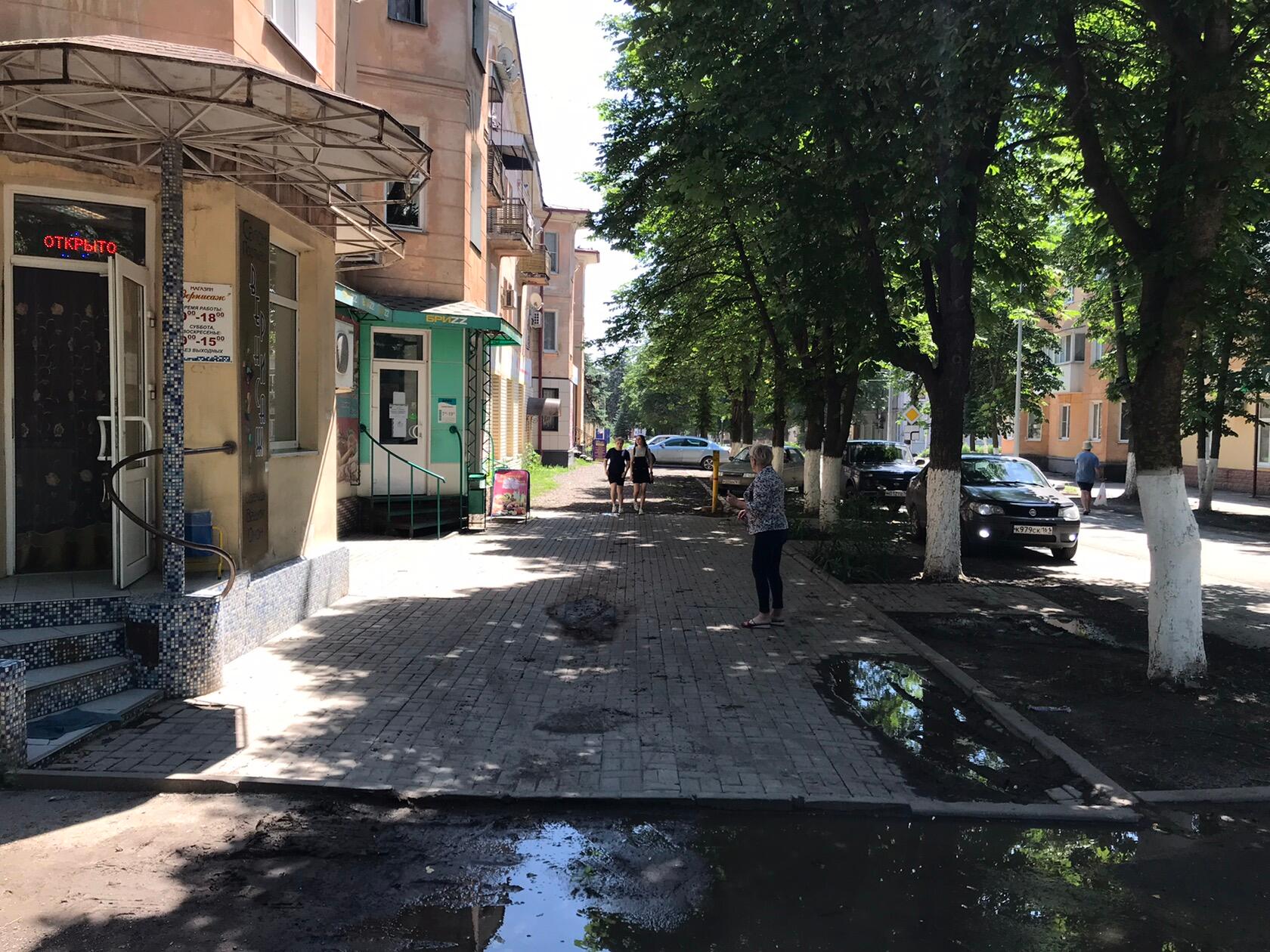 Тротуар у дома по Первомайской улице в Красном Сулине. Фото Вячеслава Прудникова для "Кавказского узла"