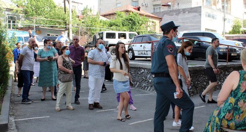 Очередь перед избирательным участком в Армении. Фото Армине Мартиросян для "Кавказского узла"