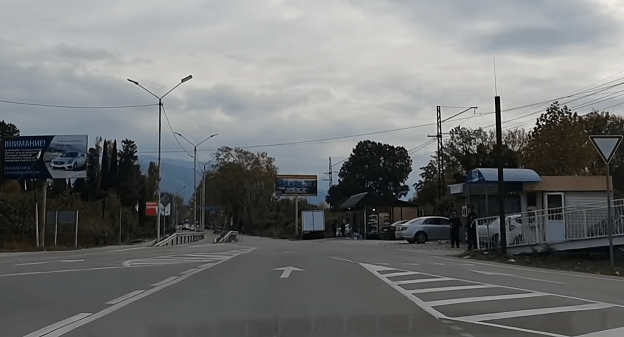 Пункт ДПС "Псоу" - справа. Кадр видео Жизнь на море / YouTube www.youtube.com/watch?v=6FpDWqIpmz8