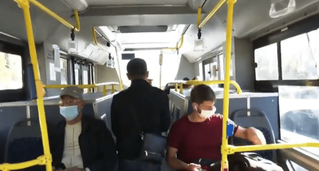 Пассажиры автобуса в Махачкале. Кадр видео пресс-службы администрации Махачкалы https://www.instagram.com/p/CGXlYWvKrLF/