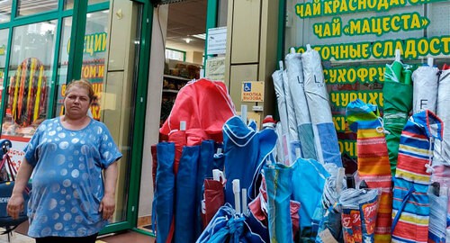 Предприниматель Эмма Саакян на фоне своего магазина «Дары Юга», готова вакцинироваться чтобы не закрыли ее бизнес.  Фото Светланы Крваченко для "Кавказского узла
