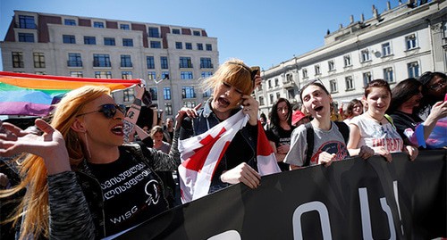 ЛГБТ активисты во время акции. Тбилиси, 17 мая 2017 г. Фото: REUTERS/David Mdzinarishvili