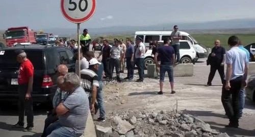 Жители сел Ширакской области заблокировали движение по дороге Гюмри - Ереван. Кадр видео VESTI AM https://vesti.am/post/292945/ru 