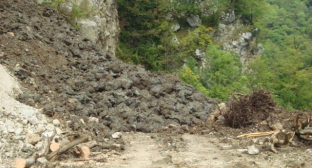 Дорога в Аибгу после схода оползня. Фото Светланы Кравченко для "Кавказского узла"