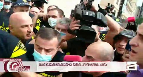 Активисты и сотрудники полиции около офиса "Грузинской мечты" в Тбилиси. Кадр видео, опубликованного в Telegram-канале "Sputnik Грузия" https://t.me/SputnikGeorgia/9489