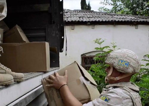 Российские военные раздают гуманитарную помощь беженцам в селе Мачкалашен. Фото: Минобороны России.