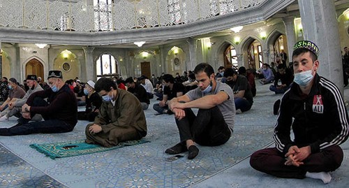 Верующие во время молитвы в мечети. Фото: REUTERS/Alexey Nasyrov