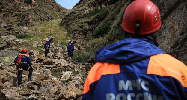 Сотрудники МЧС в горах. Фото пресс-службы МЧС