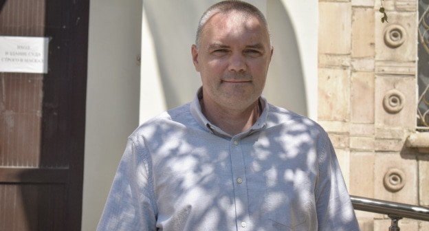 Андрей Охримчук у входа в суд, 29 июля 2021 года. Фото Константина Волгина для "Кавказского узла"
