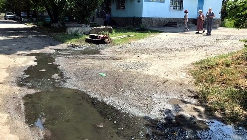 Прорыв канализации вблизи жилого дома. Красный Сулин, 1 августа 2021 года. Фото Вячеслава Прудникова для "Кавказского узла".