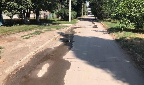 Прорыв канализации на дороге, ведущей к детским образовательным учреждениям. Красный Сулин, 1 августа 2021 года. Фото Вячеслава Прудникова для "Кавказского узла".