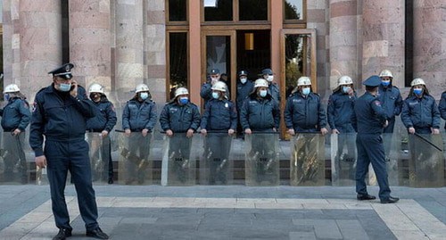 Сотрудники полиции возле здания парламента Армении. Фото: REUTERS/Artem Mikryukov