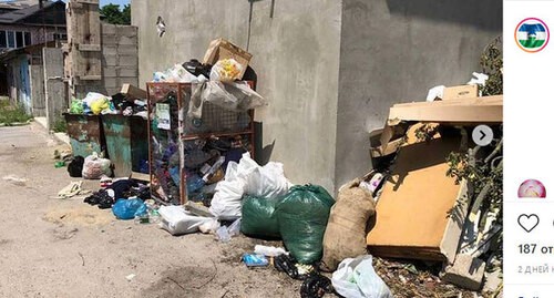 Свалка мусора на улице Балкарской в Нальчике. Скриншот публикации в Instagram-паблике "Патриот Нальчик" https://www.instagram.com/p/CRQ7TgqNeIp/