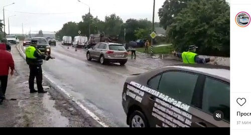 Сотрудники ГИБДД регулируют движение на трассе Новороссийск - Керчь. Кадр видео пресс-службы УГИБДД по Новороссийску https://www.instagram.com/p/CSmN0vVFTpY/