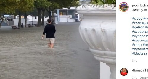 Затопленная после ливня улица в Геленджике. Стопкадр из видео в Instagram-паблике "Подслушано. Геленджик" https://www.instagram.com/p/CSmebqJKJeA/