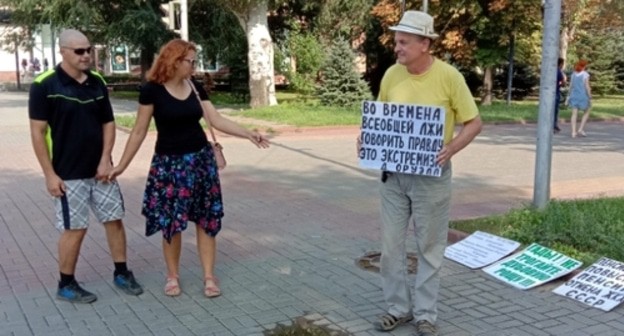 Одиночный пикет Владимира Тельпука привлек внимание прохожих. Волгоград, 22 августа 2021 года. Фото Вячеслава Ященко для "Кавказского узла".