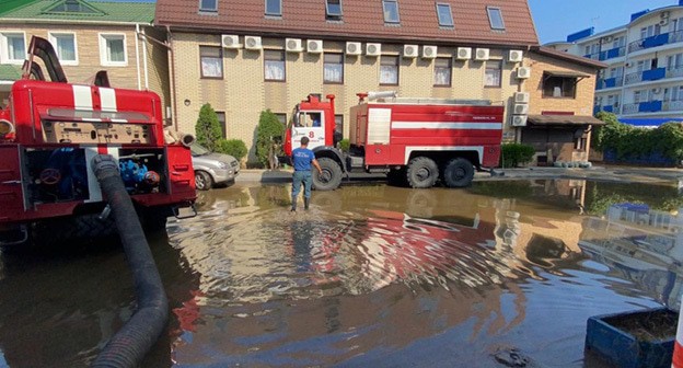 Устранение последствий ливней в Краснодарском крае. Фото: пресс-служба ГУ МЧС по Краснодарскому краю
