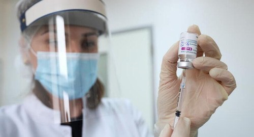 Медицинский работник наполняет шприц вакциной против коронавирусной болезни AstraZeneca (COVID-19) в больнице Тбилиси. Фото REUTERS/Ираклий Геденидзе