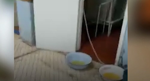 Тазики для стекающей с потолка воды в Урюпинской ЦРБ. Август 2021 года. Стоп-кадр видео https://v1.ru/text/gorod/2021/08/15/70079873/