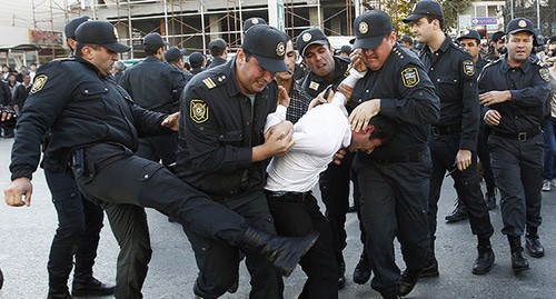 Сотрудники полиции задерживают активиста. Фото: REUTERS/Давид Мдзинаришвили