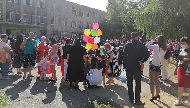 Родители на школьной линейке. Фото Татьяны Филимоновой для "Кавказского узла".
