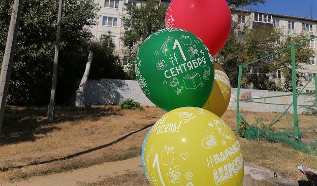 Воздушные шары для школьной линейки. Фото Татьяны Филимоновой для "Кавказского узла".
