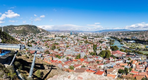 Вид на Тбилиси Фото Diego Delso https://commons.wikimedia.org/wiki/Category:Tbilisi#/media/File:Vista_de_Tiflis,_Georgia,_2016-09-29,_DD_67-71_PAN.jpg