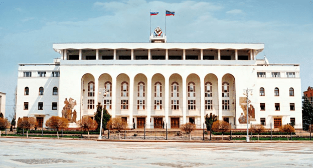 Здание правительствао Дагестана, фото: Автор: АбуУбайда, https://commons.wikimedia.org/w/index.php?curid=17538406