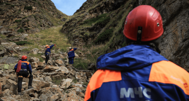 Спасатели в горах. Фото пресс-службы Главного управления МЧС по Кабардино-Балкарии. https://07.mchs.gov.ru/deyatelnost/press-centr/operativnaya-informaciya/4556935