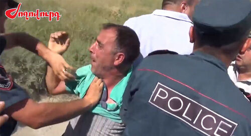 Потасовка между виноградарями, перекрывшими дорогу Ереван-Ерасх в районе села Таперакан Араратской области, и полицией.
Фото: Facebook / Screenshot / Ժողովուրդ օրաթերթ

